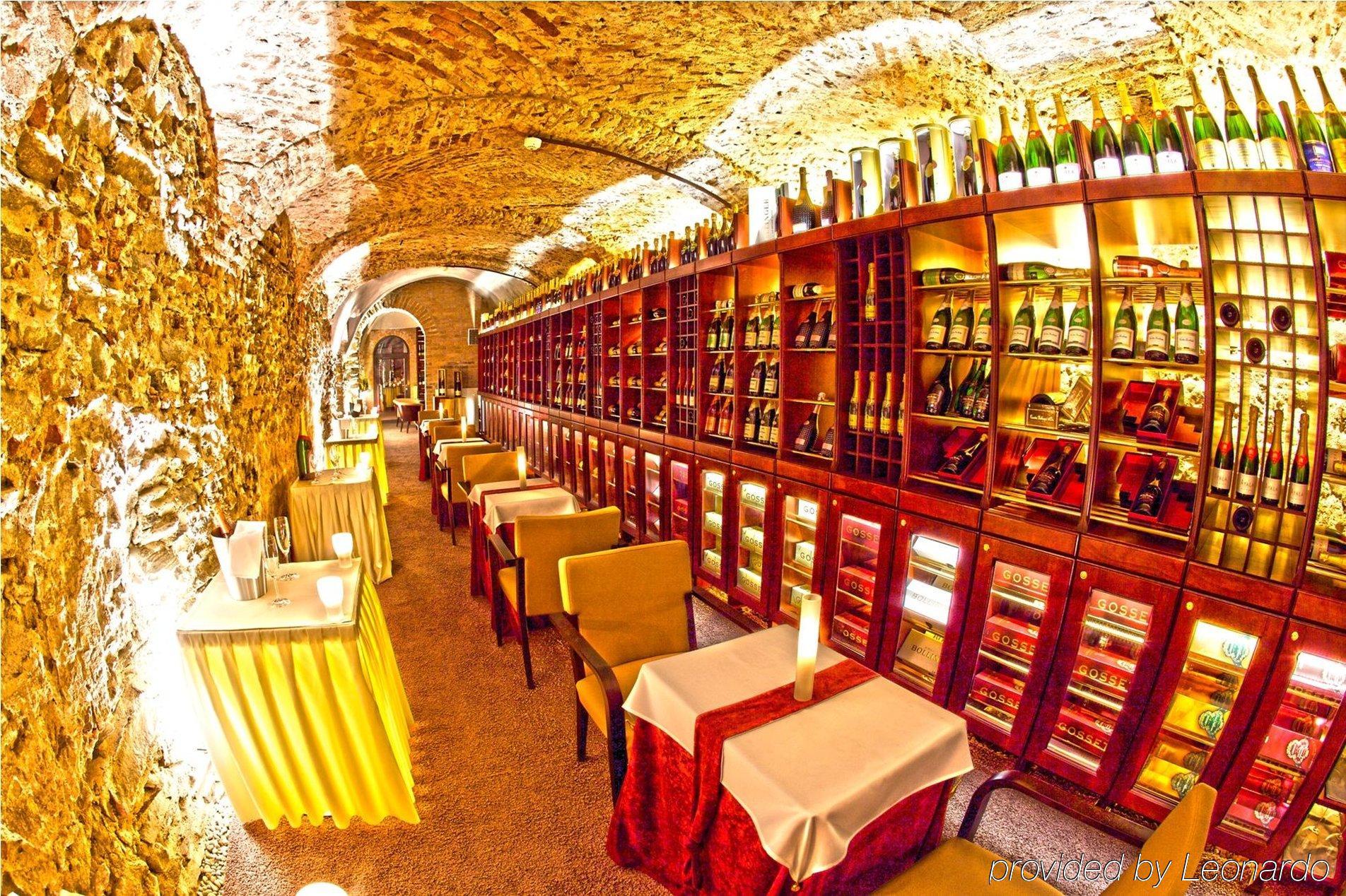 Hotel Zlaty Dukat Kosice Restoran gambar